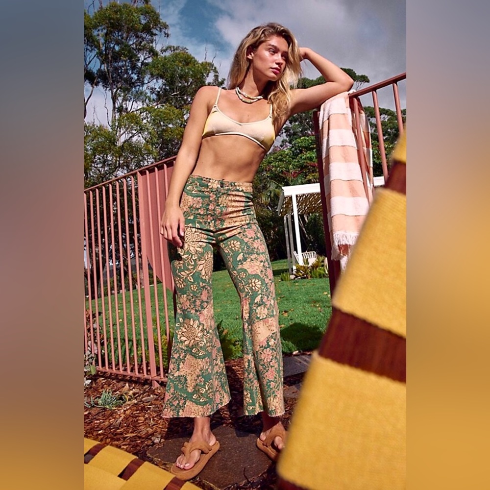 NWT Free People Youthquake Printed Crop Flares in grn/vert size 32